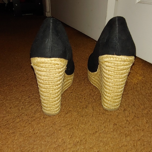 Black and tan colored wedges - Picture 3 of 4